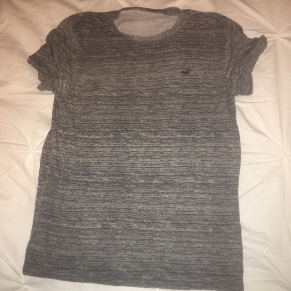 grey Hollister t-shirt